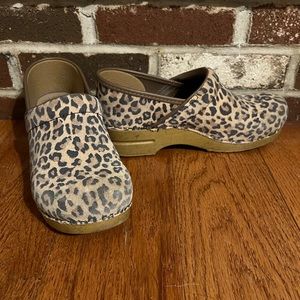 Dansko Clogs in Leopard Print || size 40 || used condition